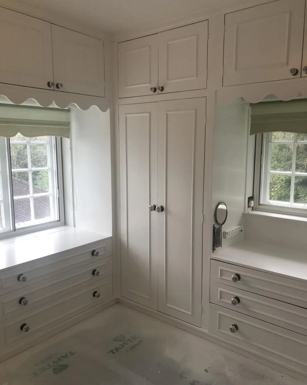 Sprayed wardrobes seamless full width